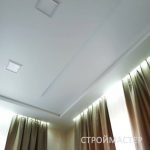 Натяжной потолок в зале с подсветкой Северск