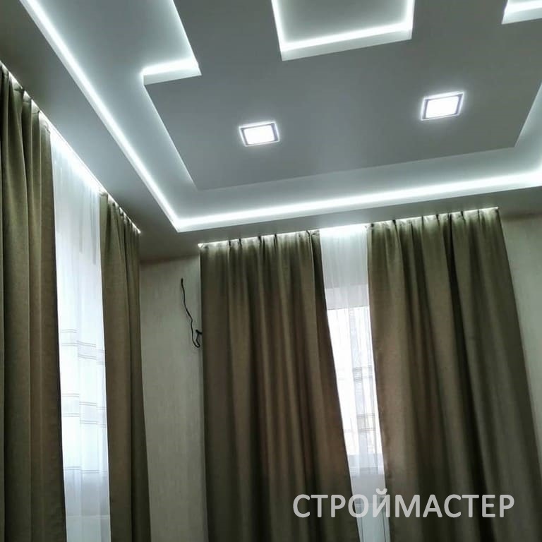 Натяжной потолок в зале Северск